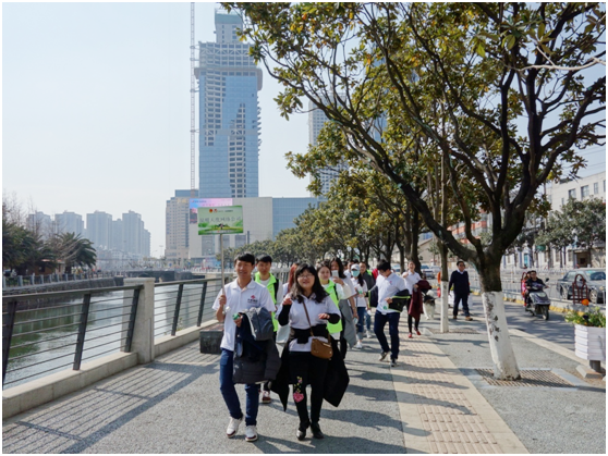 一路上，志愿者把“学雷锋践行动 树新风做好事 做志愿者”的精神传扬到大街小巷，把雷锋为人民服务的志愿精神带到城市的每个角落。